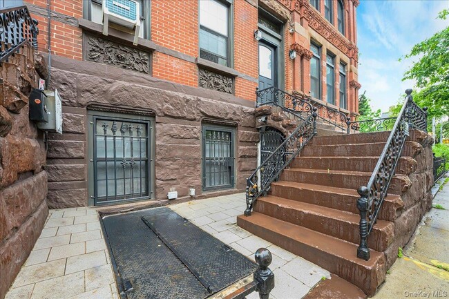 Building Photo - 53 Linden St
