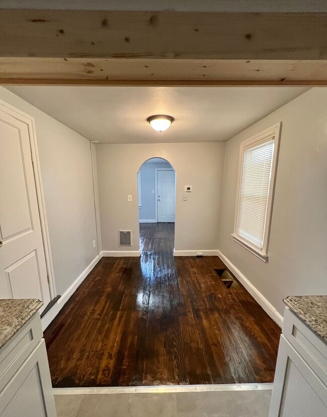 Building Photo - 1 Bedroom Home with Private Parking Available Now!
