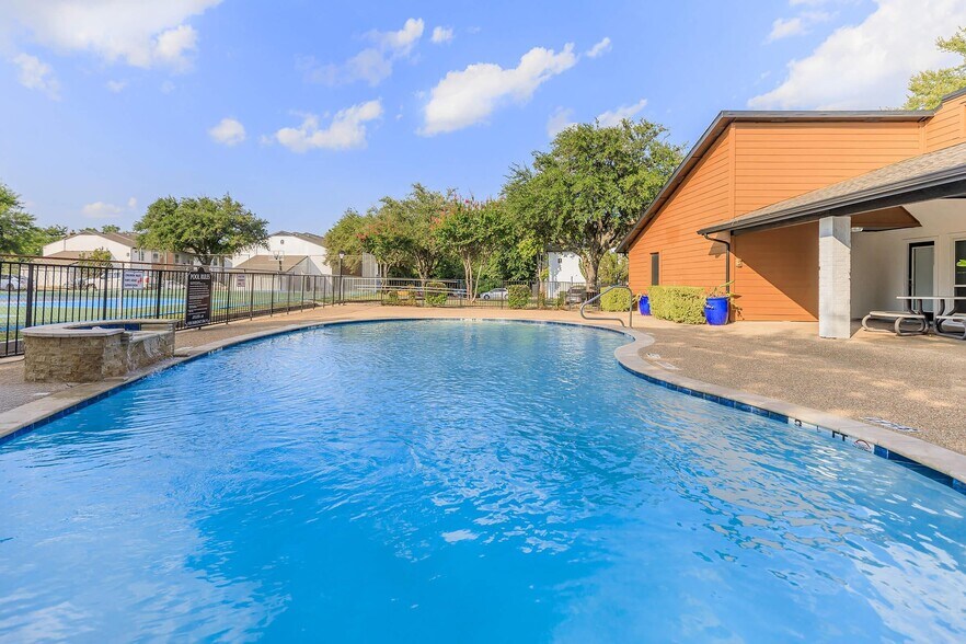 Building Photo - 1225 E Pleasant Run Rd