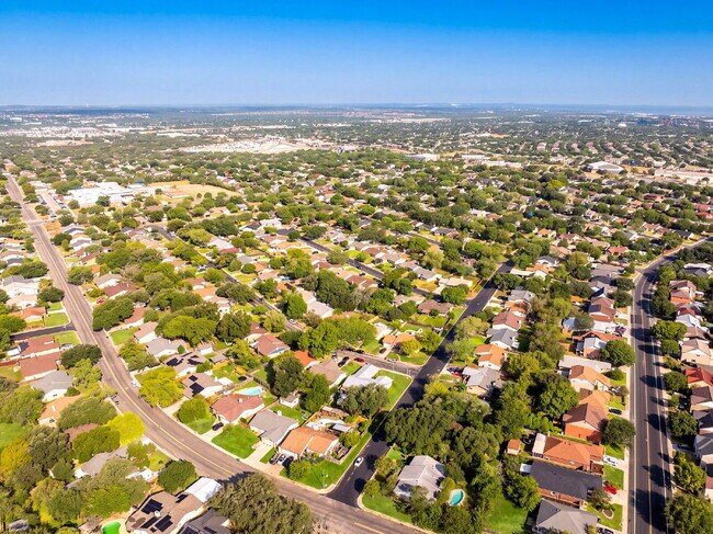 Building Photo - MINUTES FROM LACKLAND, MILES FROM BORING