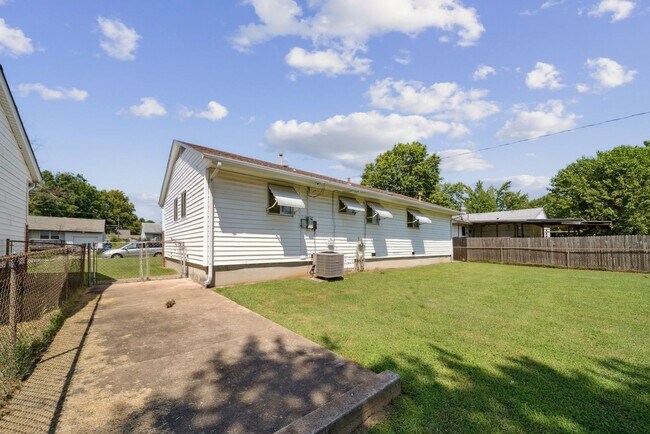 Building Photo - Charming Home in West Tulsa