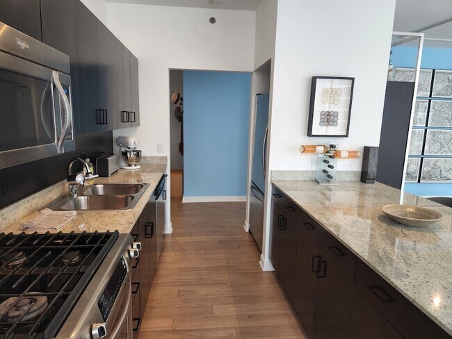 Building Photo - 8 E Randolph St