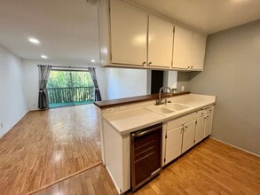 Building Photo - Spacious and bright Lawndale 2-Bed, 2-Bath...