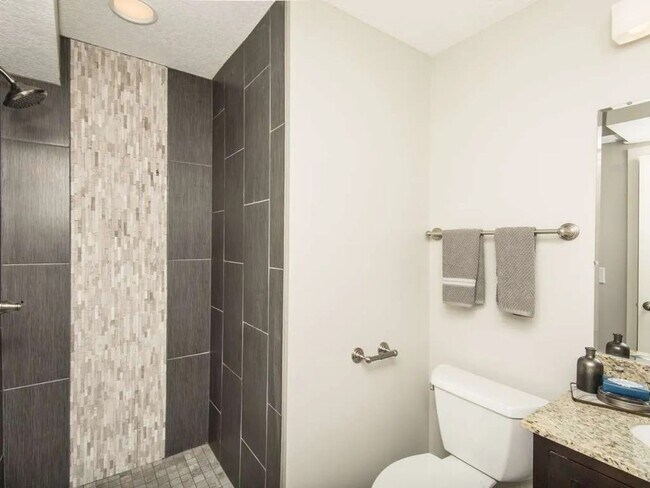 Building Photo - 5321 Interlachen Blvd