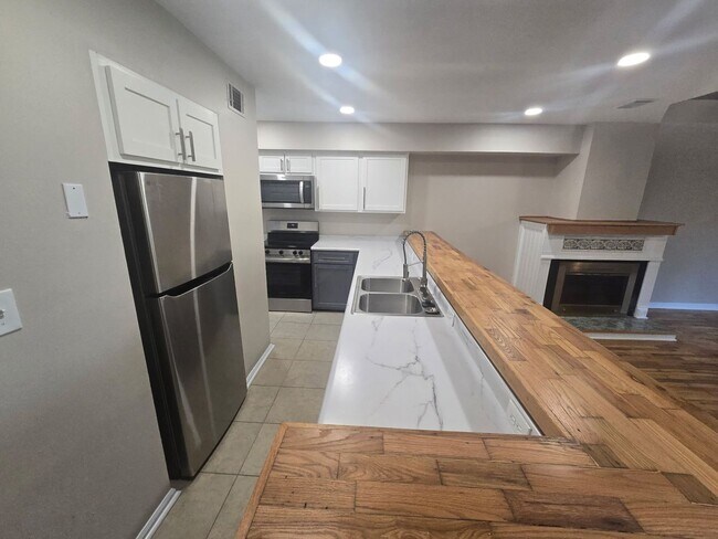 Building Photo - 1574 Three Lanterns Ln