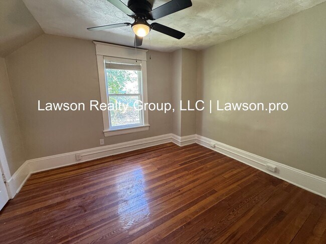 Building Photo - Three Bedroom Home - Walking Distance to G...