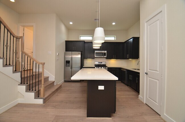 Building Photo - 2616 Riverside Dr