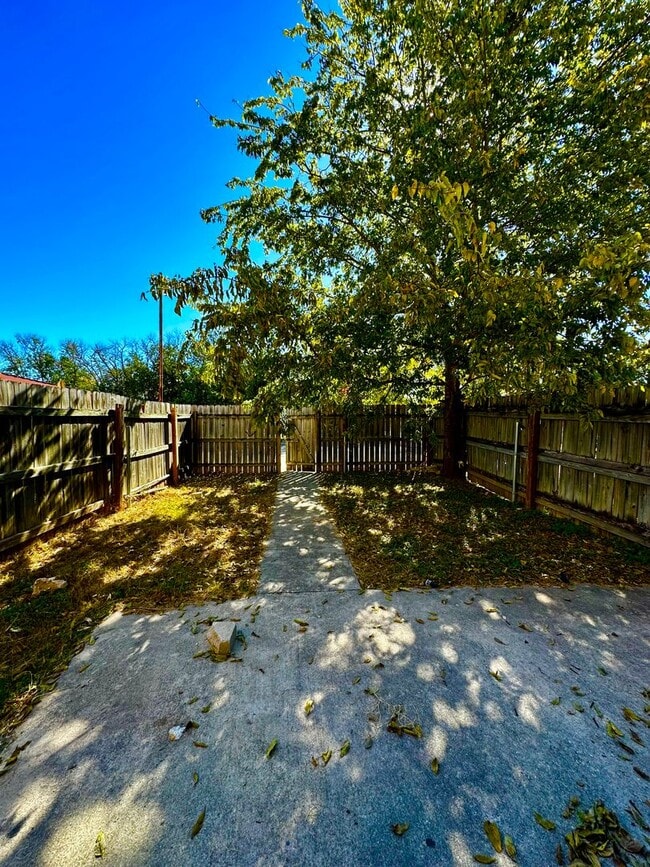 Building Photo - 2 Bedroom Apartment