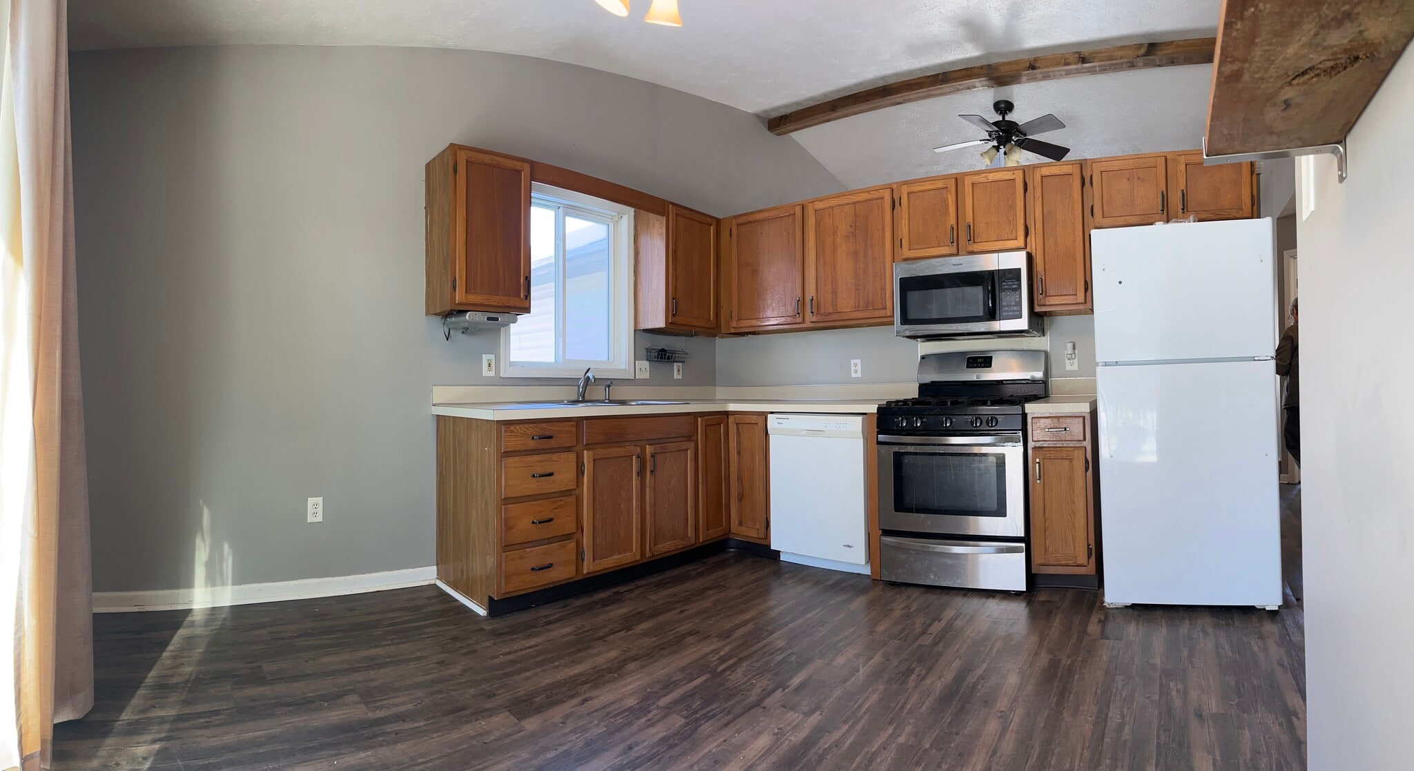 Full kitchen with wood cabinets, stainless steel appliances - 4417 Poinsettia Ave SE