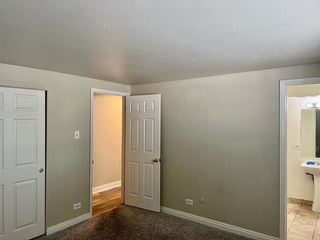 Building Photo - 2 bd/1.5 ba unit in CapHill