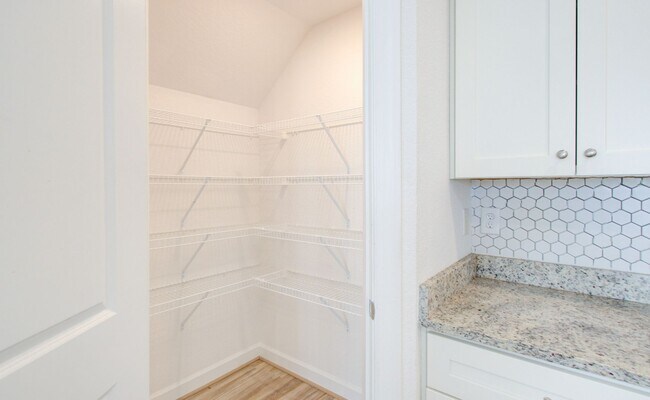 Building Photo - Like New End Unit Condo, 3 Bed 2.5 Bath