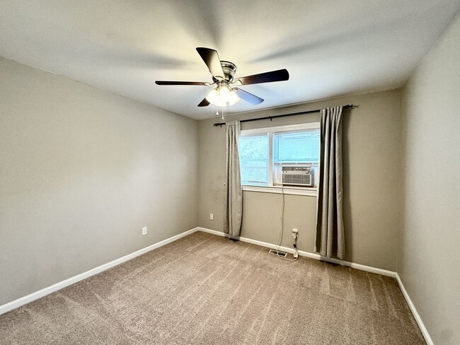 Building Photo - Great Neck Townhome Available NOW! Neutral...