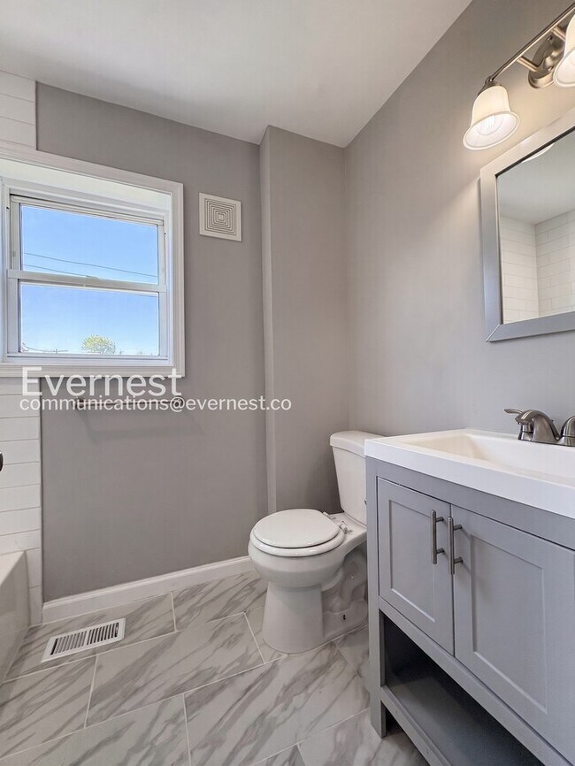Building Photo - 3 Bed/1.5 Bath Townhome with fenced yard and deck/ Available Now!
