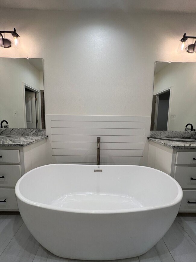 Building Photo - A Modern, Sophisticated Home in an Attract...