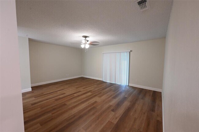 Building Photo - 9715 Oak Hollow Dr