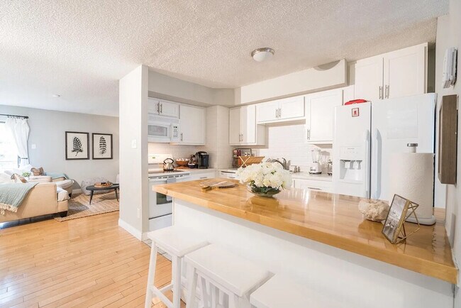 Building Photo - 2000 Quiet Stream Dr