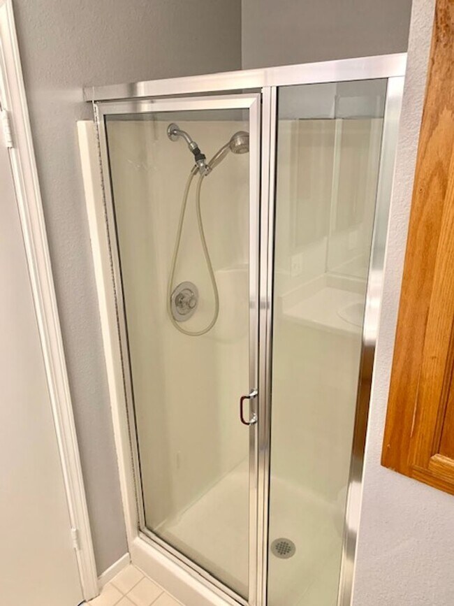 Building Photo - Tranquil 2 bed 2.5 bath Townhouse in Fairf...