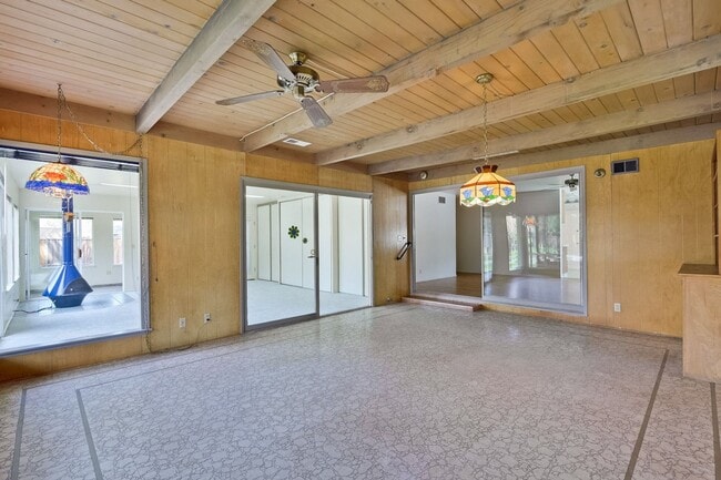 Building Photo - 160 Kit Carson Ct