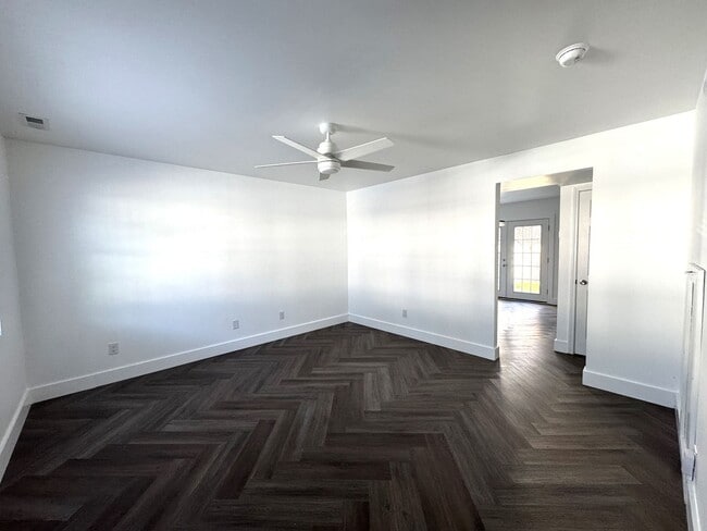Building Photo - Completely Remodeled 2BR/1.5BA Townhome – City Convenience!