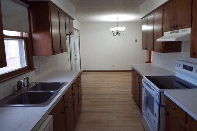 Building Photo - 308 N Sunshine St