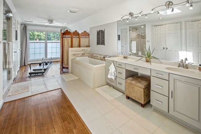 Building Photo - 6902 Tilden Ln