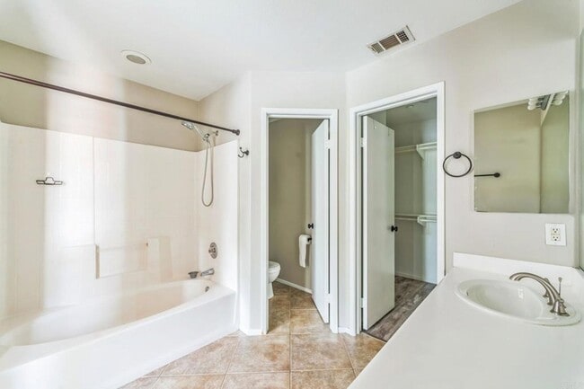 Building Photo - 3 Bedroom 2.5 Bathroom townhouse