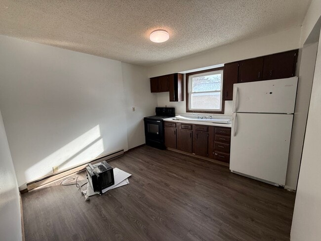 Building Photo - 422-428 8th Ave NE