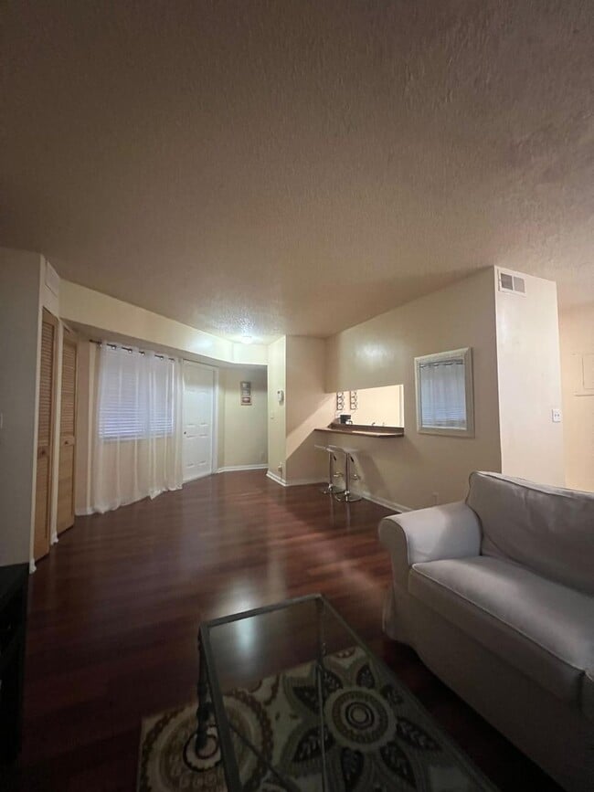 Building Photo - Fully Furnished 1-Bedroom Retreat in Windm...