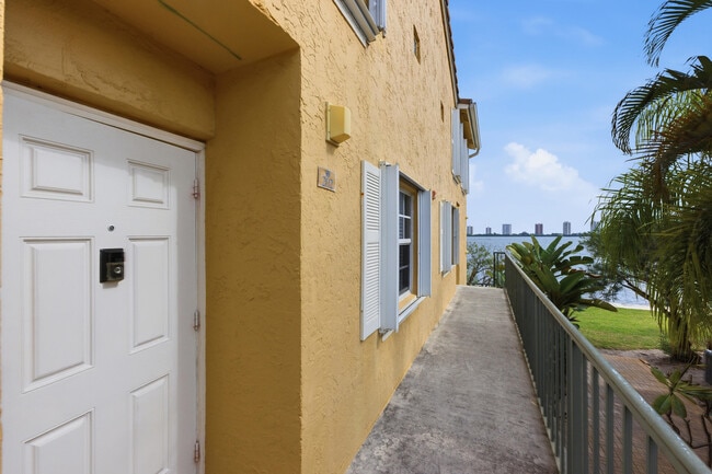 Building Photo - 1155 Lake Shore Dr