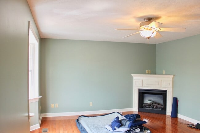 Building Photo - Large Townhome with a garage for rent! Lar...