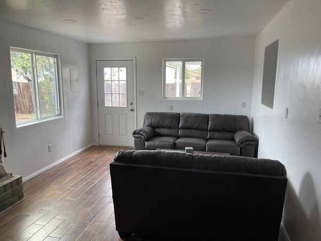 Building Photo - Cozy home with backyard!