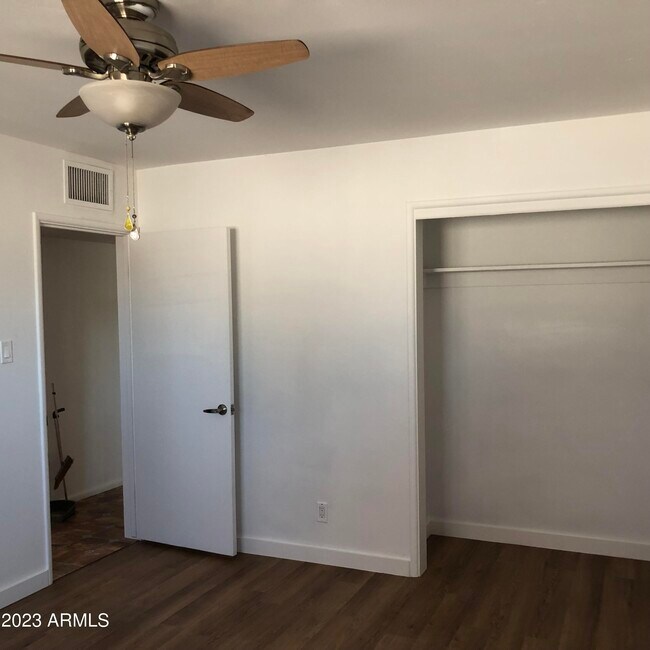 Building Photo - 705 W 16th St