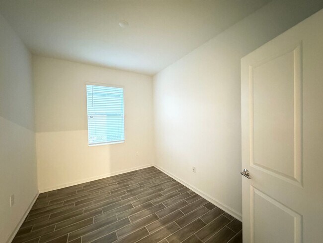 Building Photo - Rare find In-Law suite Home! Single family house with Separate entry and kitchen, laundry set!