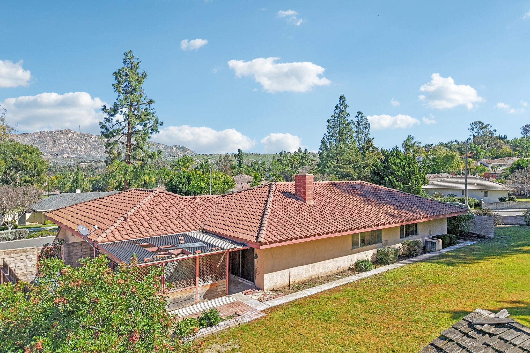 Building Photo - 1500 Country Club Dr