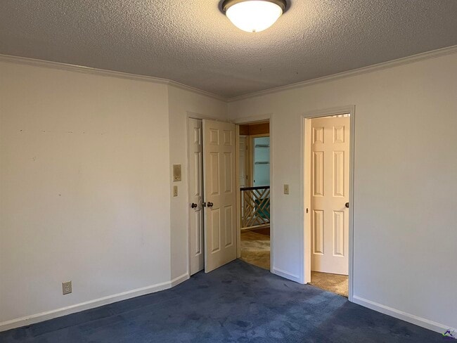 Building Photo - 136 River Knoll