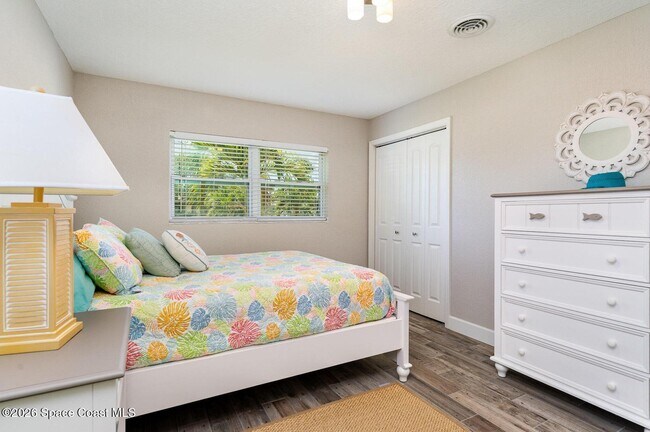 Building Photo - 1052 Pine Tree Dr