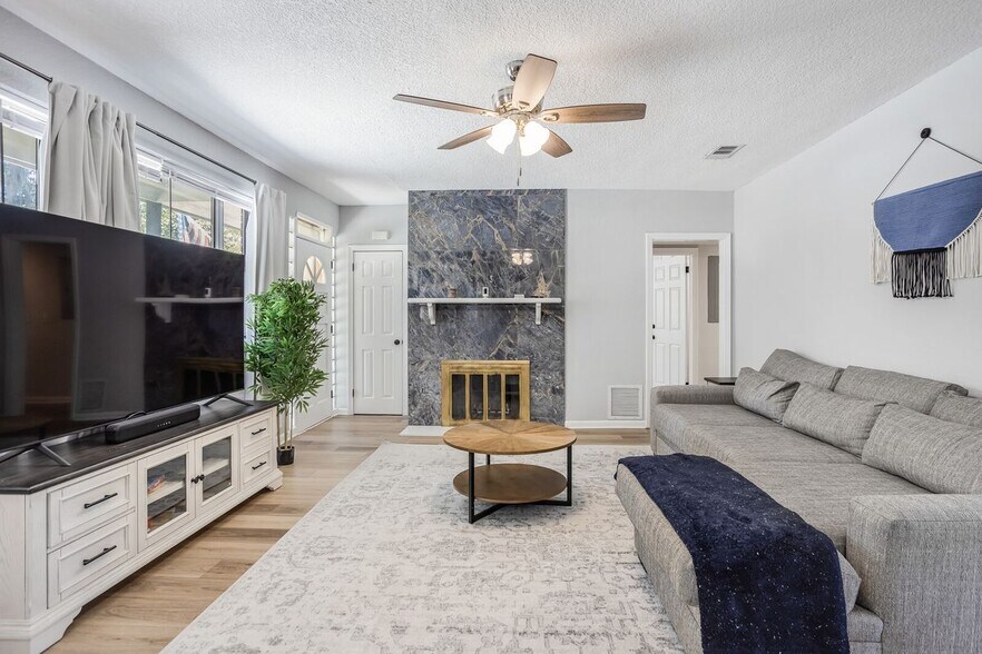 Building Photo - 427 Holly Ave