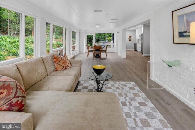 Building Photo - 3305 W Coquelin Terrace