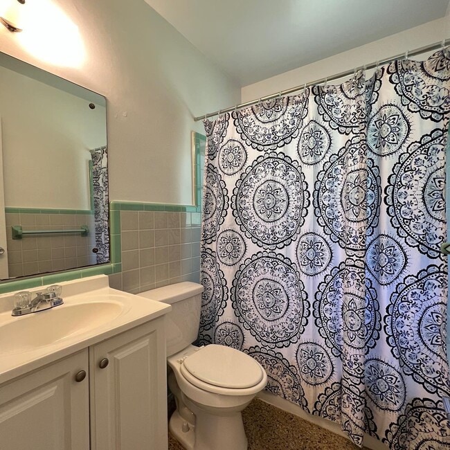 Building Photo - *Charming 2-Bedroom Bungalow with Fenced Backyard*