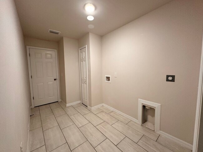 Building Photo - 1800 Coral Point Dr