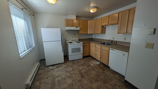 Building Photo - 2 bedroom 1 bath apartment. *1/2 off your first months rent if your application is approved by Ap...