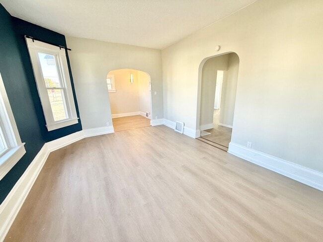 Building Photo - 924 Spring Ave NE