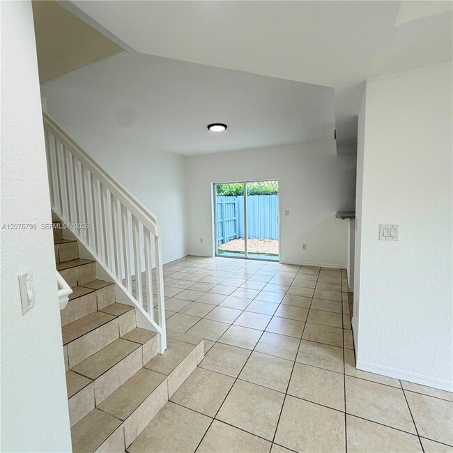 Building Photo - 923 SE 16th Ct