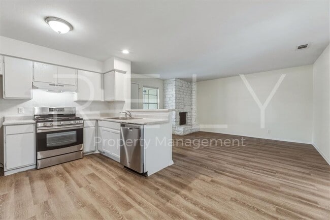 Building Photo - 302 Algerita Dr