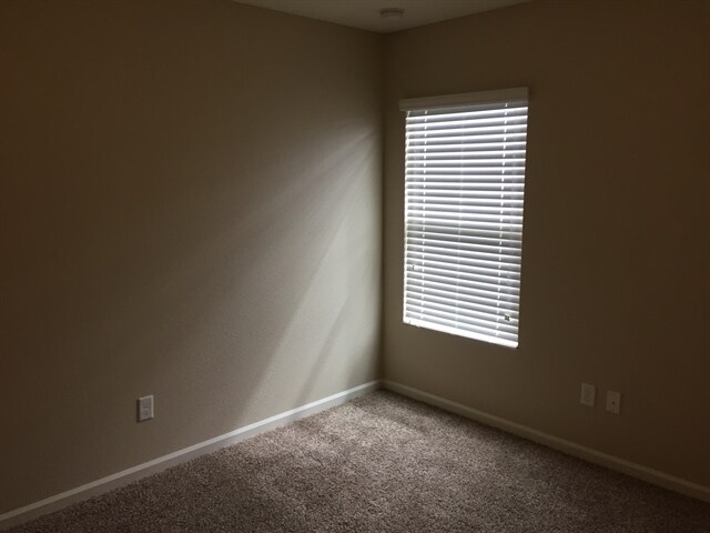 Building Photo - 372 W New England Dr