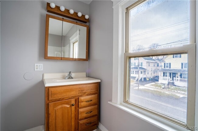 Building Photo - 208 E Clark St