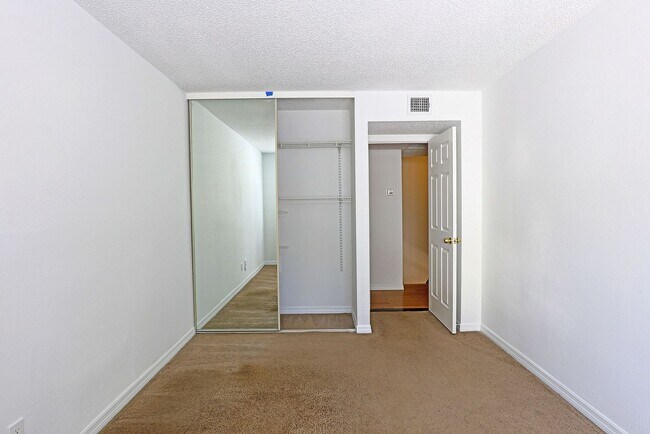 Building Photo - Parkwoods 12341-2