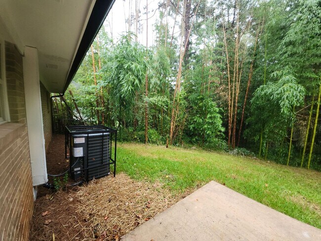 Building Photo - Classic Ranch-Style Living – 4 Bed, 2 Bath Gem!