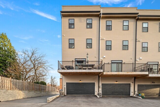 Building Photo - 330 Wright St