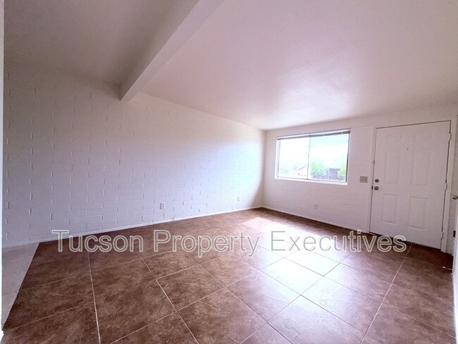 Building Photo - 4235 E Lee St